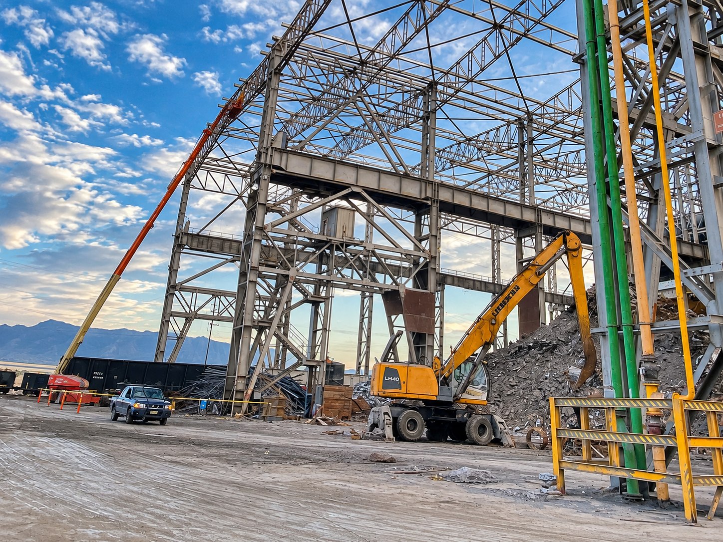 Estructura industrial en construcción con maquinaria en sitio.