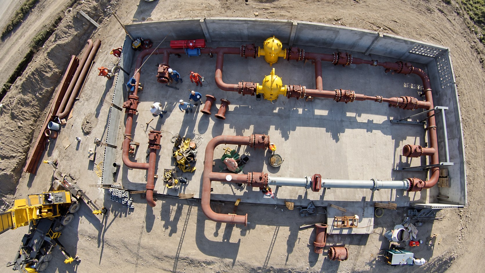 Vista aérea de una instalación industrial con tuberías y equipos.