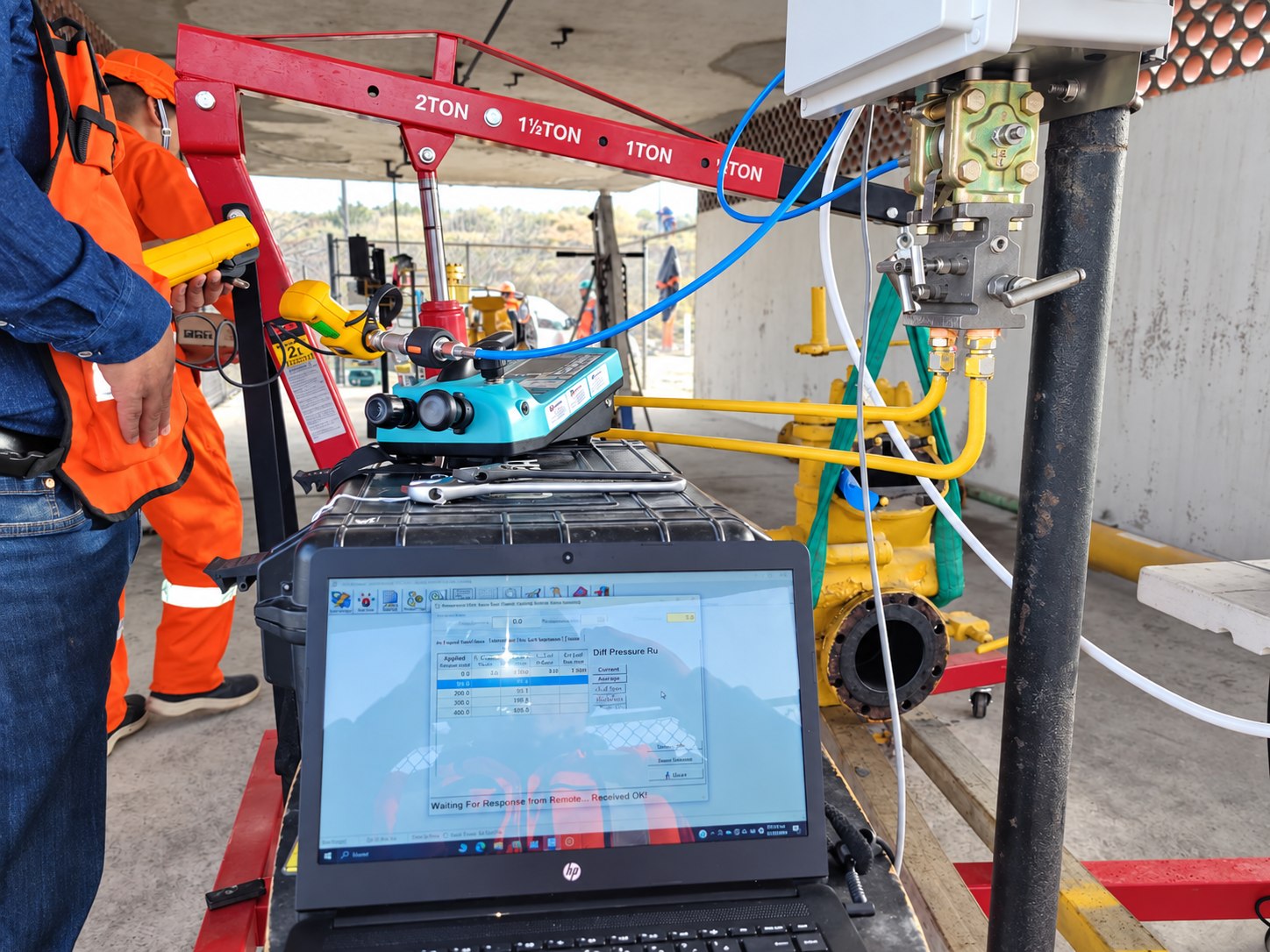 Equipos de instrumentación conectados a una computadora en campo.